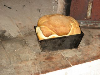 Форма с готовым хлебом на шестке русской печи.