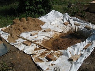 Приготовление глино-песчанного раствора для печных работ.