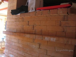 Трещины задней стенки русской печи - замазаны в ходе ремонта печи глино-песчанным раствором.