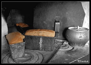 Хлеб на шестке русской печи.