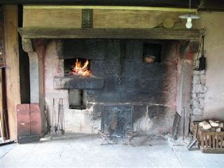 Печь встроенная в камин.