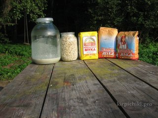 Ингредиенты для выпечки хлеба на закваске в русской печи.