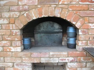 Печь закрыта заслонкой.