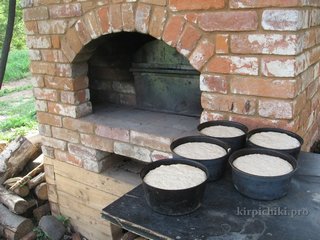 Тесто поднялось в формах.