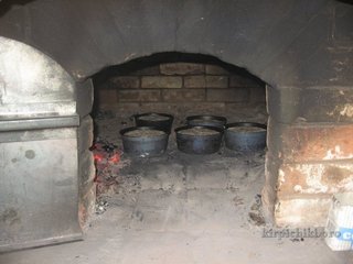 Посадка хлеба в русскую печь.