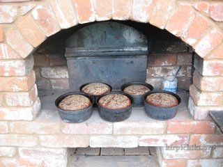 Формы с хлебом на закваске на шестке русской печи.