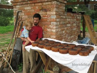 Большая выпечка ржаного хлеба на закваске.