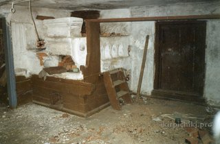 Русская печь в доме. Лесенка на лежанку и полати.