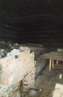 Внутри черной бани, баня по черному, печь каменка.