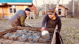 Процесс заливки плиты перекрытия печи для хлеба на дровах