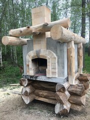 Примерка сукастого бревна на фасад. Мнения разошлись. Был выбран меннее рустикальный стиль