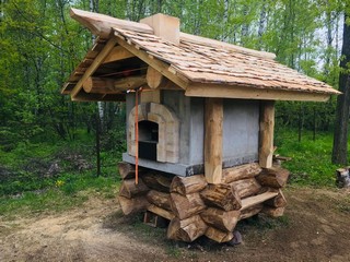 Охлупень с головой конька. Отсюда и произошло название у крыши - конек. Хотя головы конька на современных домах уже нет