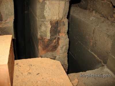 Разрушение печного кирпича.